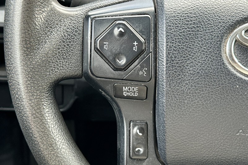 Toyota Tacoma Vehicle Full-screen Gallery Image 34