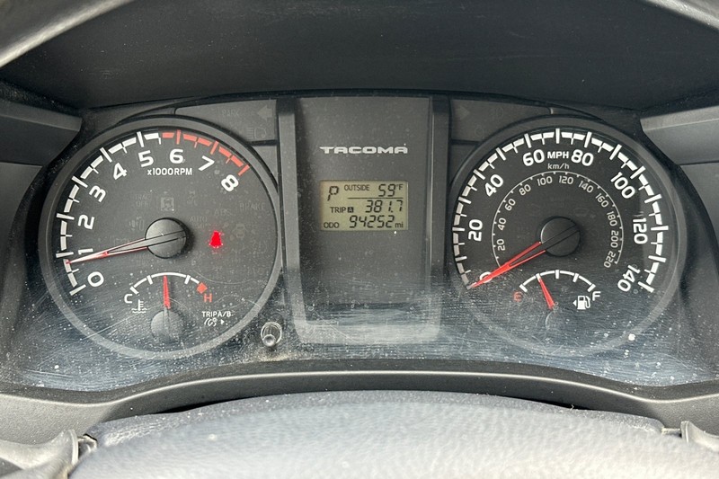 Toyota Tacoma Vehicle Full-screen Gallery Image 37