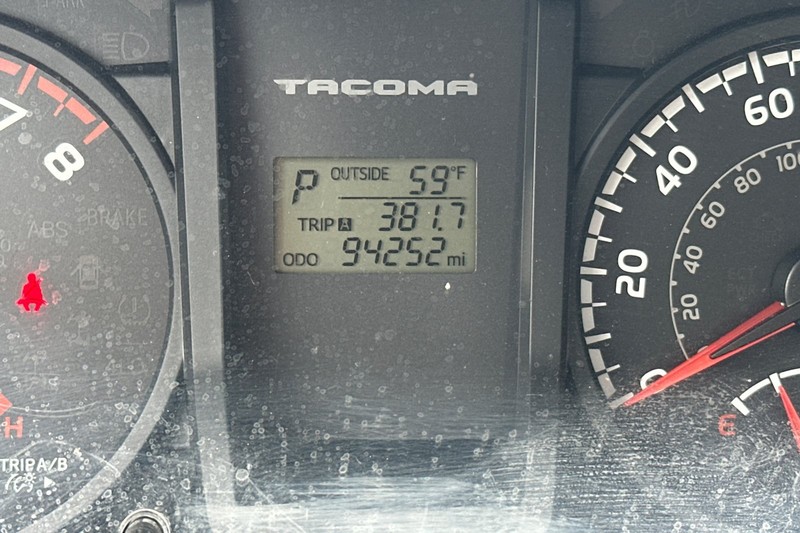 Toyota Tacoma Vehicle Full-screen Gallery Image 38