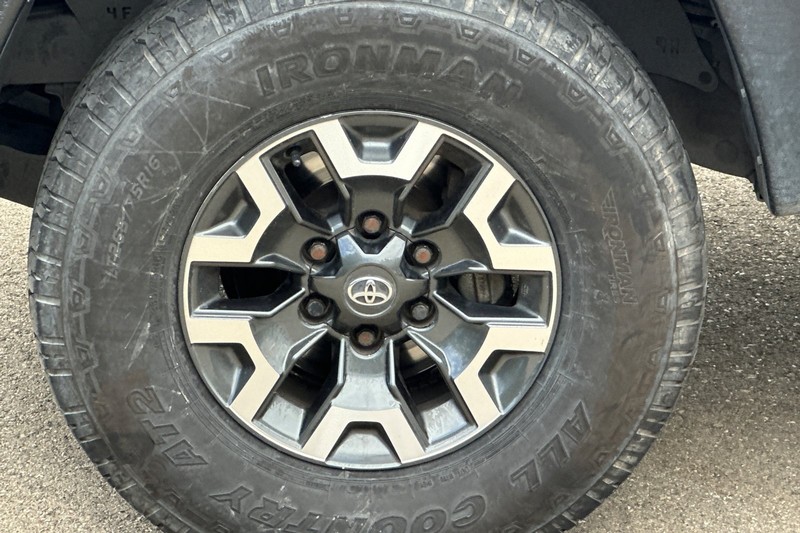 Toyota Tacoma Vehicle Full-screen Gallery Image 40