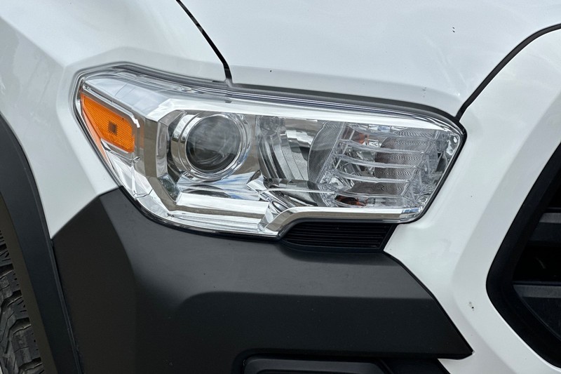 Toyota Tacoma Vehicle Full-screen Gallery Image 41