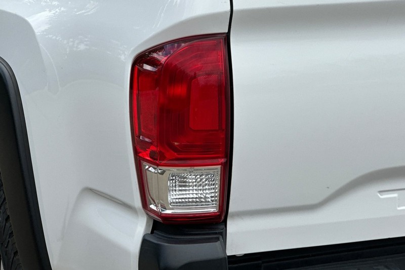 Toyota Tacoma Vehicle Full-screen Gallery Image 43