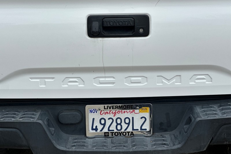Toyota Tacoma Vehicle Full-screen Gallery Image 44