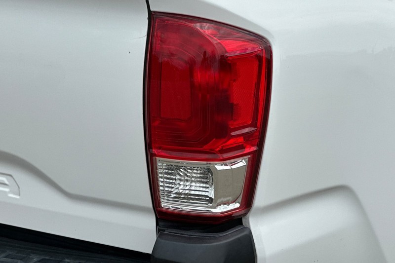 Toyota Tacoma Vehicle Full-screen Gallery Image 45