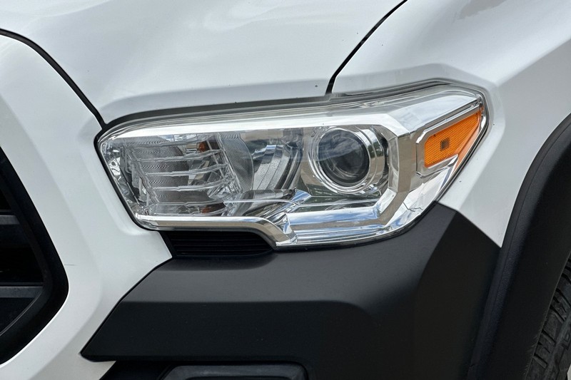 Toyota Tacoma Vehicle Full-screen Gallery Image 47
