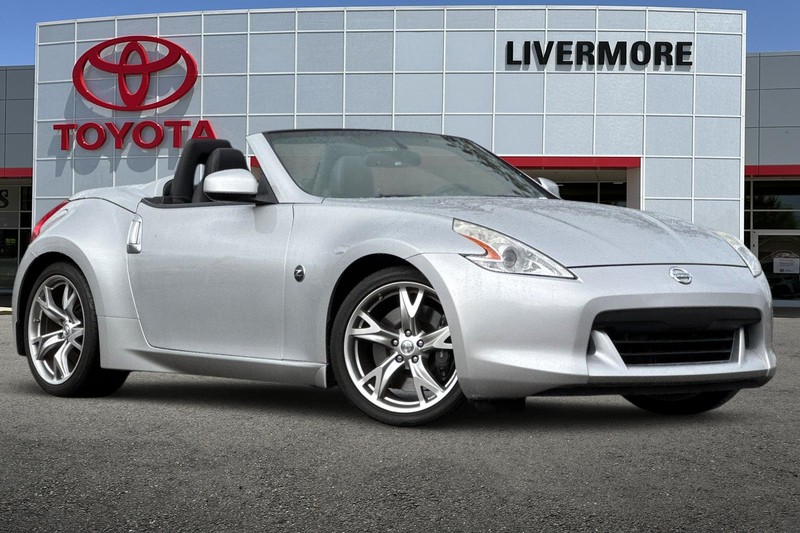 Nissan 370Z Vehicle Full-screen Gallery Image 02