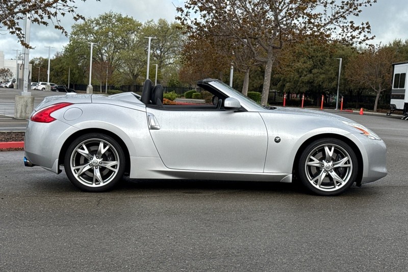 Nissan 370Z Vehicle Full-screen Gallery Image 03