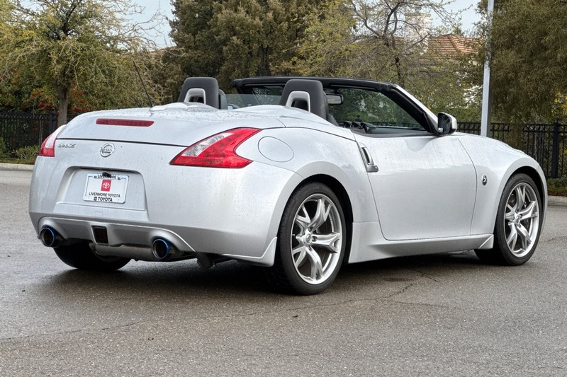 Nissan 370Z Vehicle Full-screen Gallery Image 04