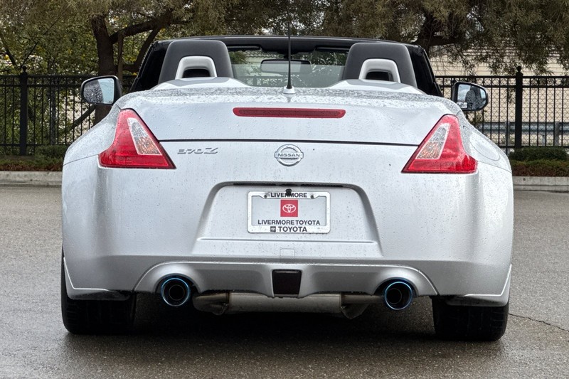 Nissan 370Z Vehicle Full-screen Gallery Image 05