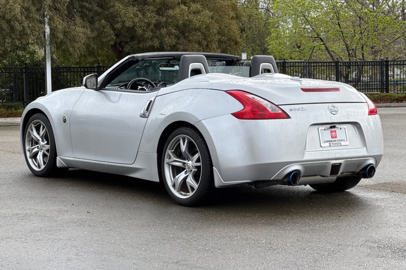 Nissan 370Z Vehicle Full-screen Gallery Image 06