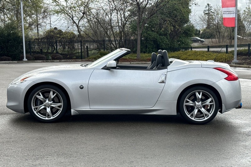 Nissan 370Z Vehicle Full-screen Gallery Image 07