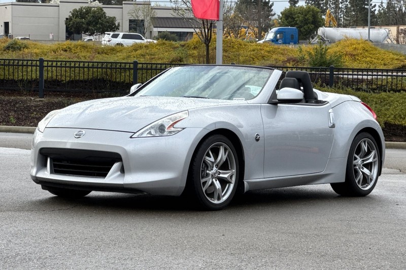 Nissan 370Z Vehicle Full-screen Gallery Image 08