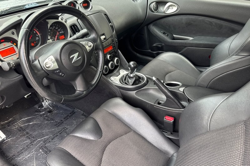 Nissan 370Z Vehicle Full-screen Gallery Image 11
