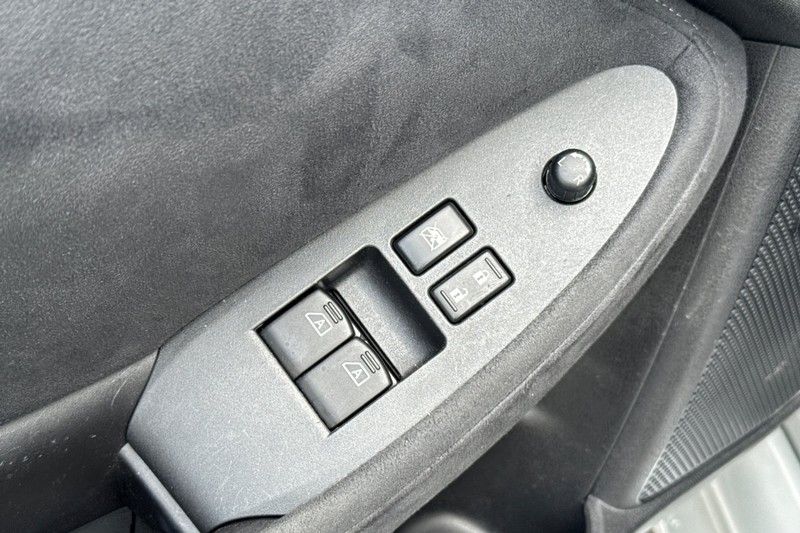 Nissan 370Z Vehicle Full-screen Gallery Image 13