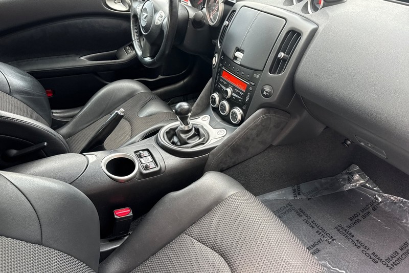 Nissan 370Z Vehicle Full-screen Gallery Image 15