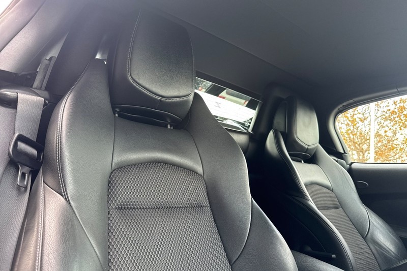 Nissan 370Z Vehicle Full-screen Gallery Image 16