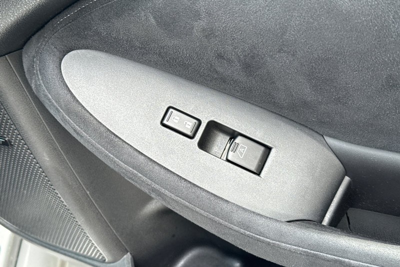 Nissan 370Z Vehicle Full-screen Gallery Image 18