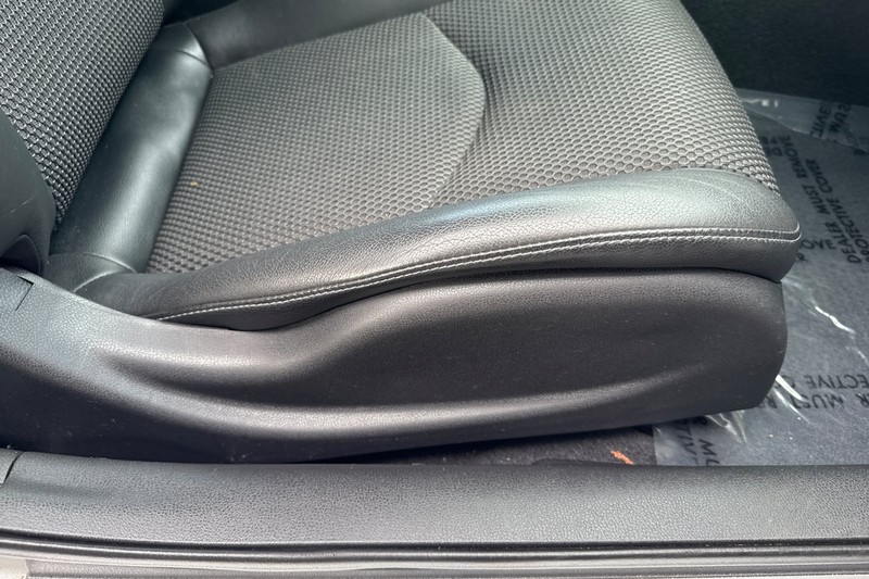 Nissan 370Z Vehicle Full-screen Gallery Image 19