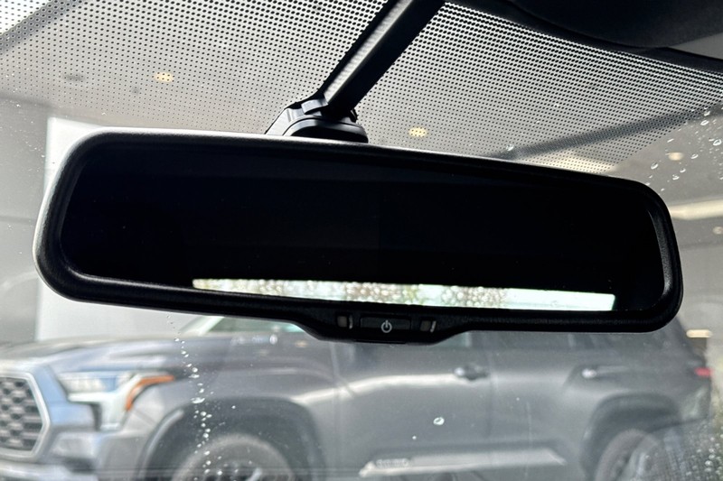 Nissan 370Z Vehicle Full-screen Gallery Image 21