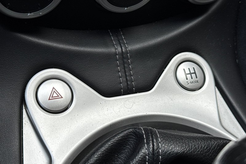 Nissan 370Z Vehicle Full-screen Gallery Image 27