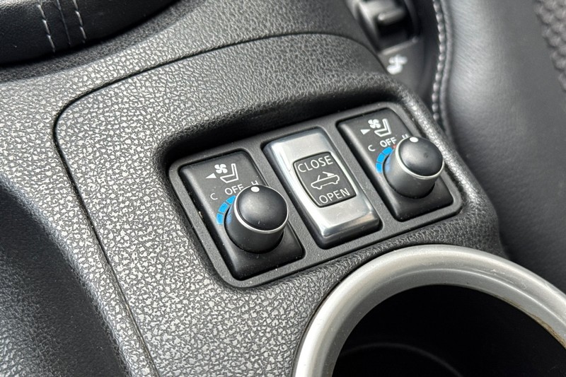 Nissan 370Z Vehicle Full-screen Gallery Image 28