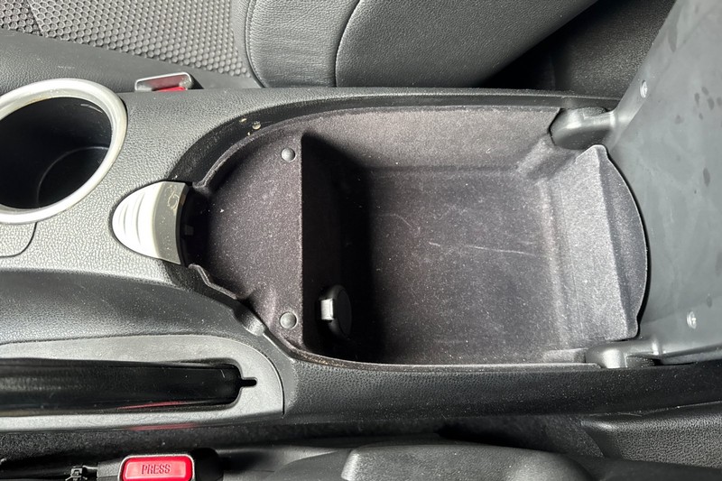 Nissan 370Z Vehicle Full-screen Gallery Image 29