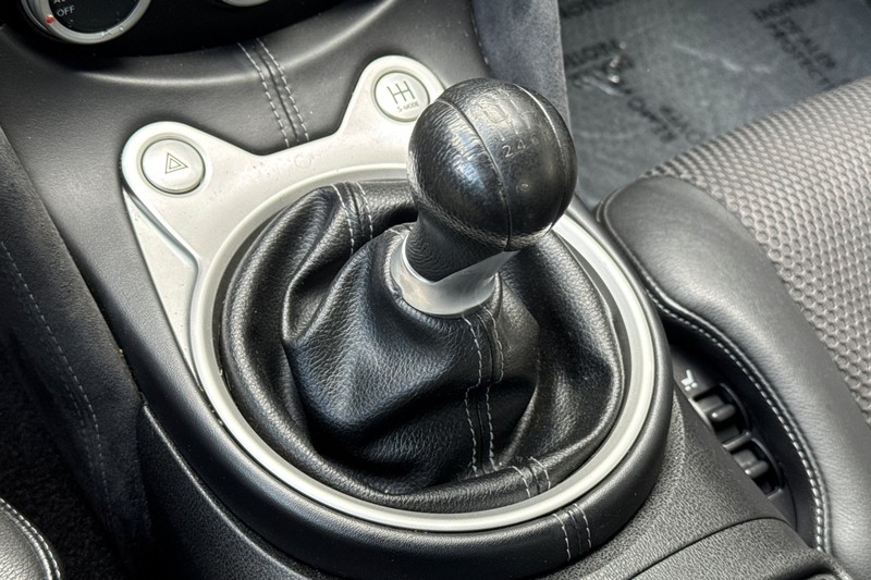 Nissan 370Z Vehicle Full-screen Gallery Image 30