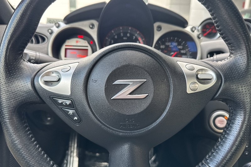 Nissan 370Z Vehicle Full-screen Gallery Image 32