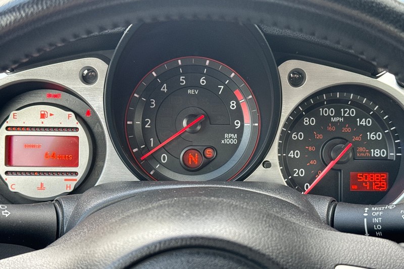Nissan 370Z Vehicle Full-screen Gallery Image 37