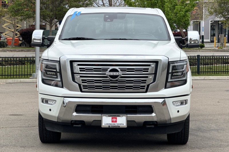 Nissan Titan XD Vehicle Full-screen Gallery Image 09