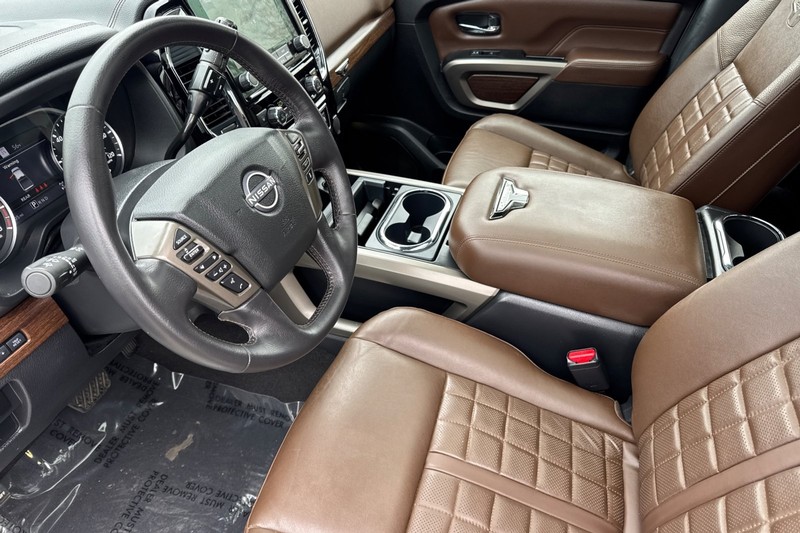 Nissan Titan XD Vehicle Full-screen Gallery Image 10