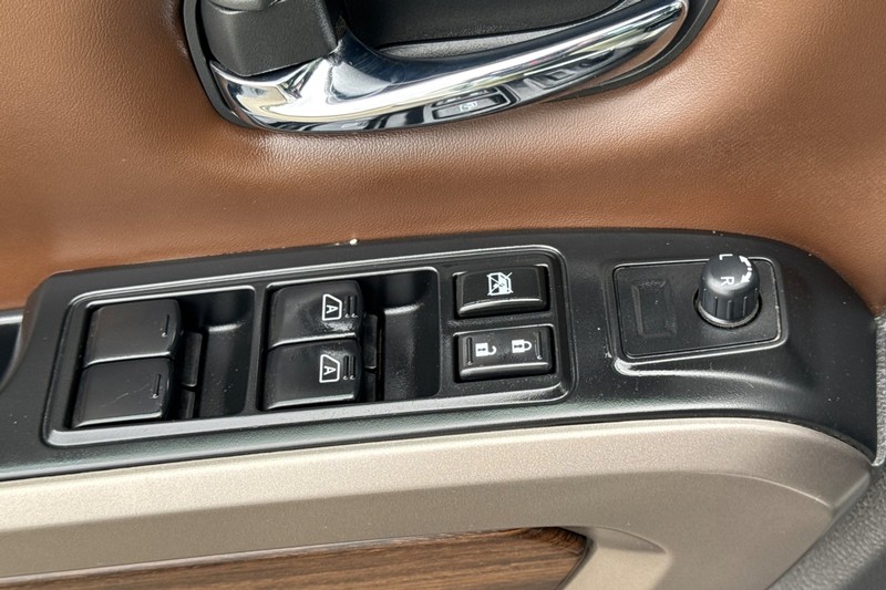 Nissan Titan XD Vehicle Full-screen Gallery Image 12