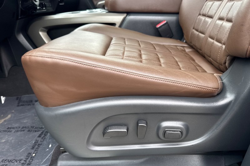 Nissan Titan XD Vehicle Full-screen Gallery Image 13