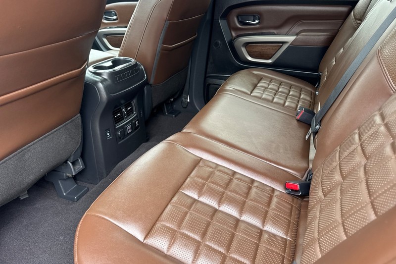 Nissan Titan XD Vehicle Full-screen Gallery Image 14