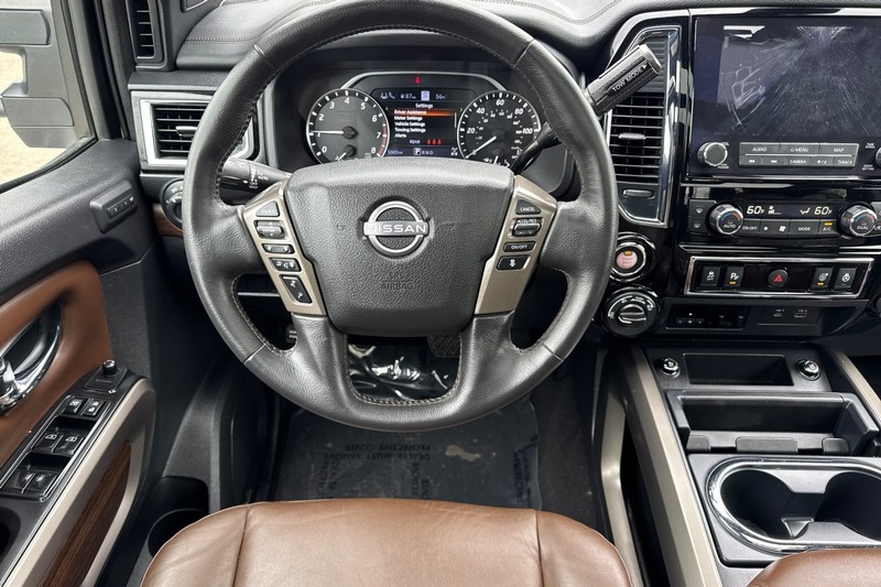 Nissan Titan XD Vehicle Full-screen Gallery Image 16