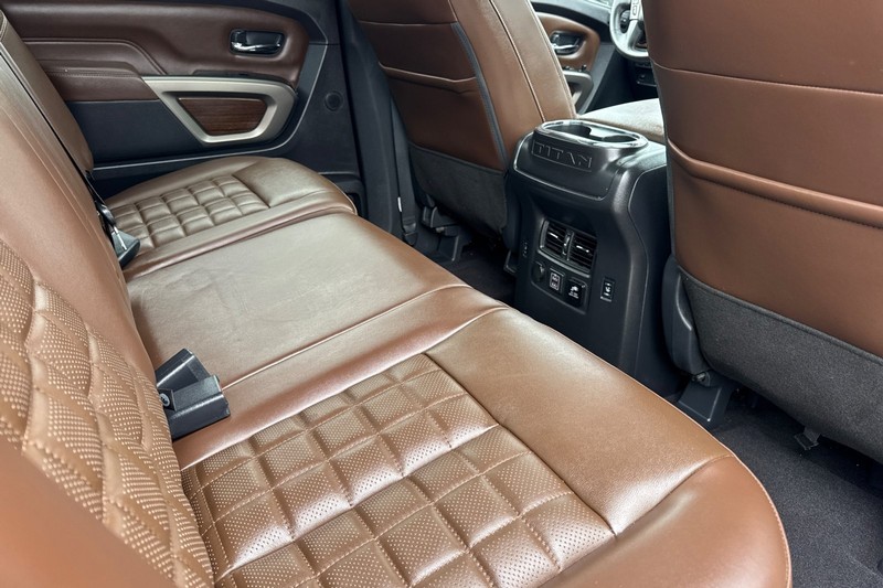 Nissan Titan XD Vehicle Full-screen Gallery Image 17