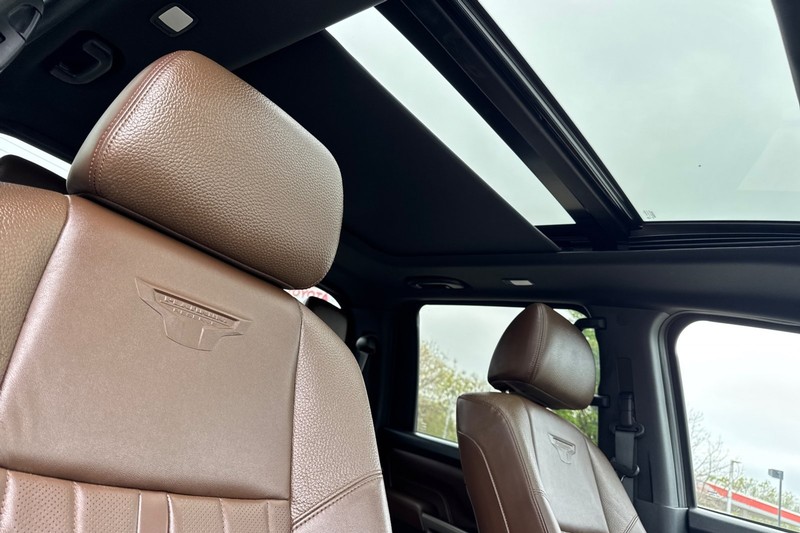 Nissan Titan XD Vehicle Full-screen Gallery Image 19