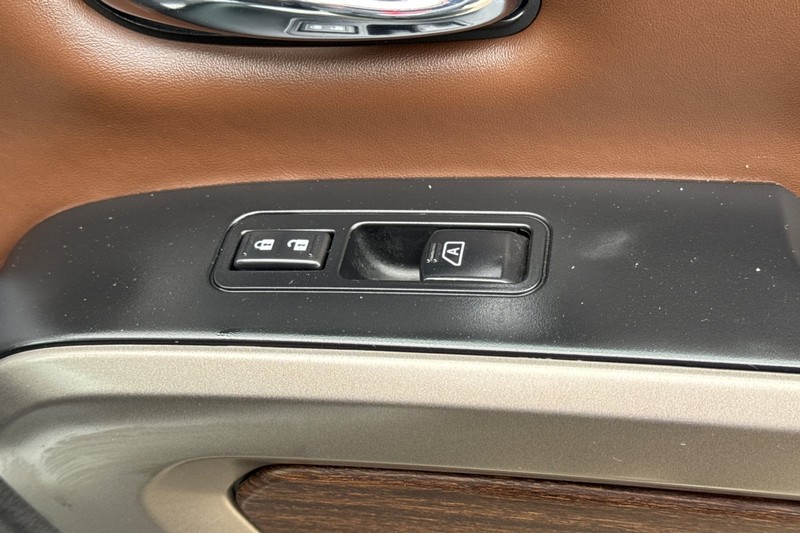 Nissan Titan XD Vehicle Full-screen Gallery Image 21