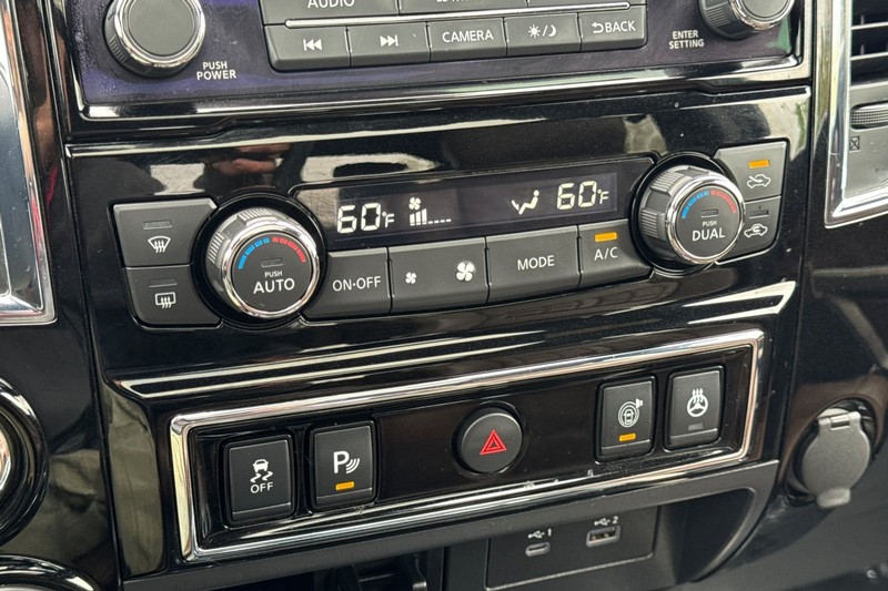 Nissan Titan XD Vehicle Full-screen Gallery Image 25