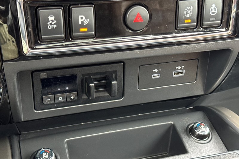 Nissan Titan XD Vehicle Full-screen Gallery Image 28