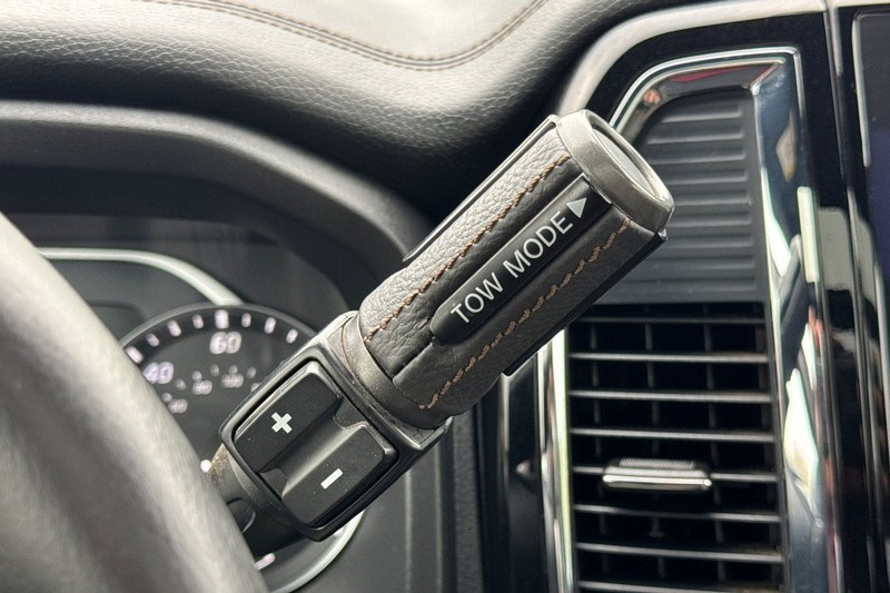Nissan Titan XD Vehicle Full-screen Gallery Image 30