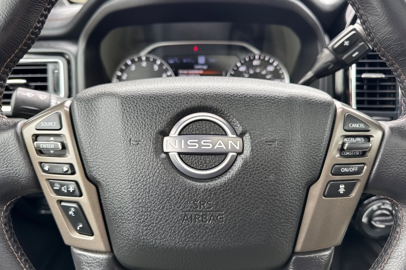 Nissan Titan XD Vehicle Full-screen Gallery Image 32