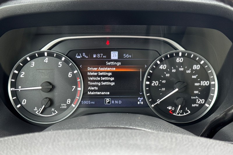 Nissan Titan XD Vehicle Full-screen Gallery Image 36