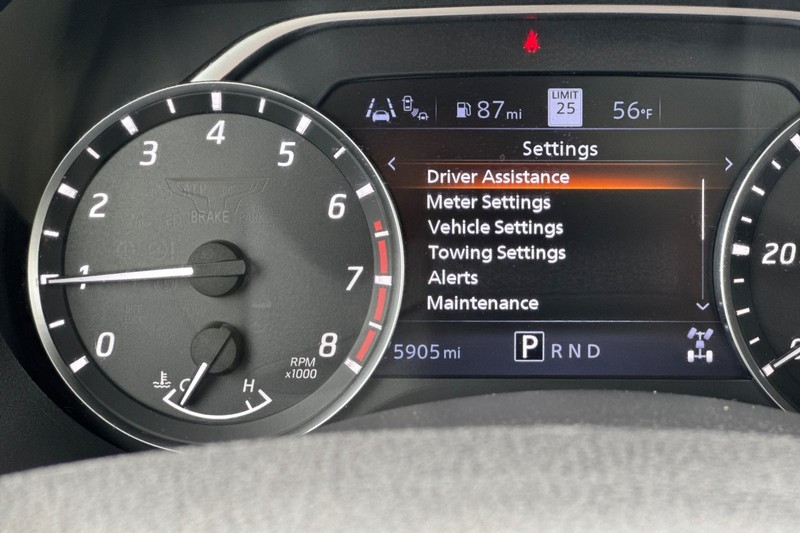 Nissan Titan XD Vehicle Full-screen Gallery Image 37