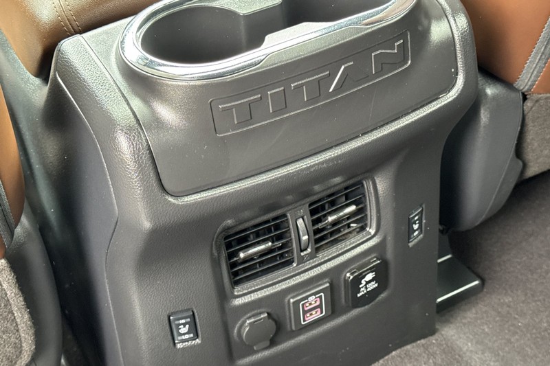 Nissan Titan XD Vehicle Full-screen Gallery Image 39