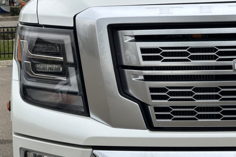 Nissan Titan XD Vehicle Full-screen Gallery Image 43