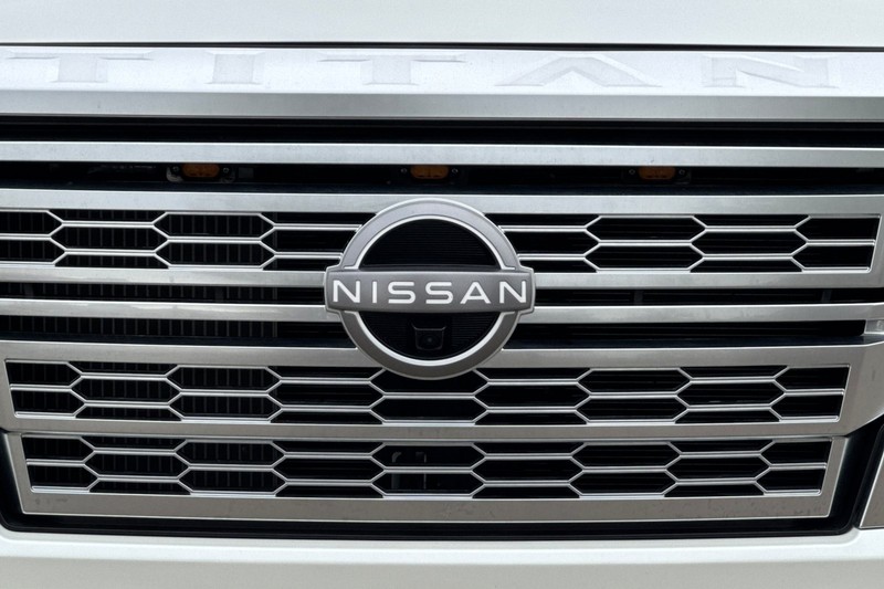 Nissan Titan XD Vehicle Full-screen Gallery Image 44