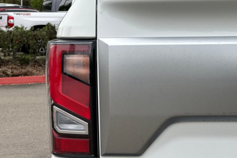 Nissan Titan XD Vehicle Full-screen Gallery Image 45