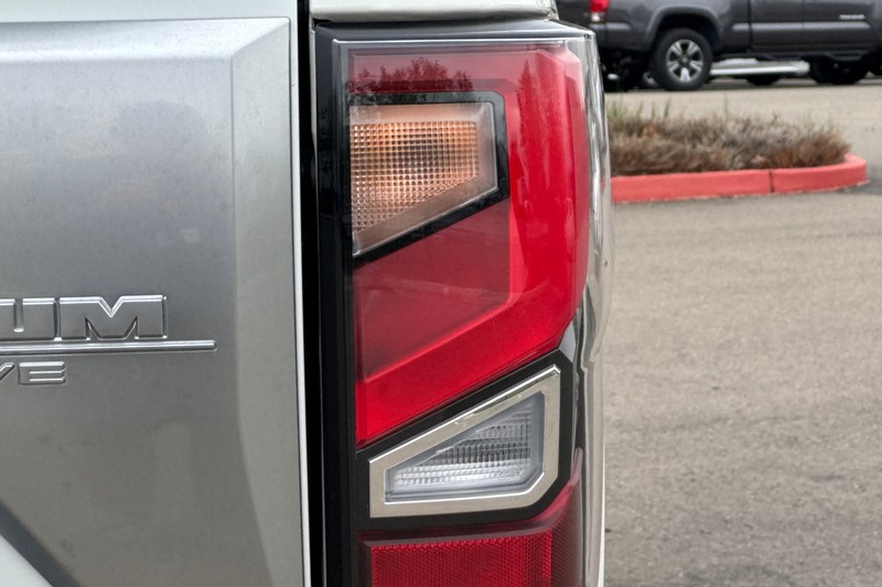 Nissan Titan XD Vehicle Full-screen Gallery Image 47