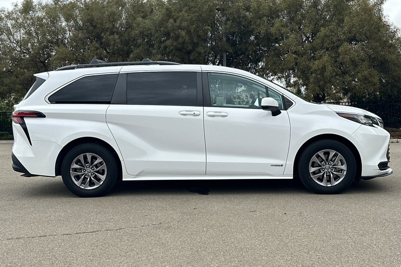 Toyota Sienna Vehicle Full-screen Gallery Image 03